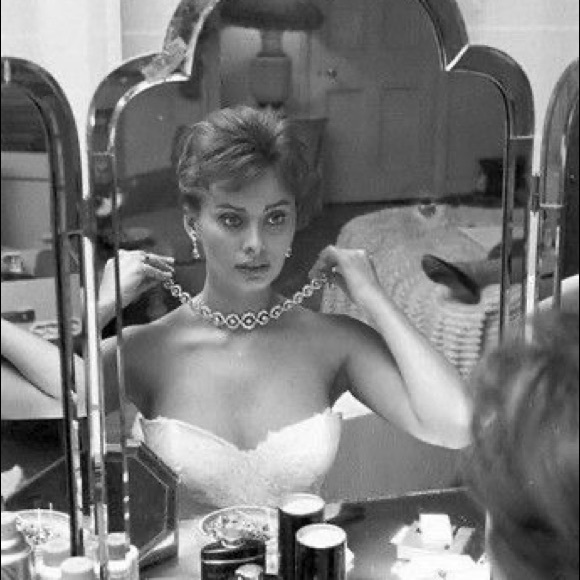 ✅Beautiful Crystal & Gold Necklace - Picture 13 of 16